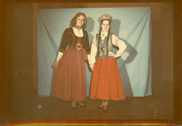 Anda Ūdris un Maija Hinkle tiek bildētas avīžu rakstam 20. gadsimta 50. gados.  Foto no mu